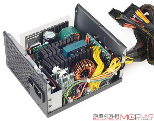 电源整体采用主动PFC、双管正激拓扑和DCDC电路，做工在内地品牌电源中可算是精品。