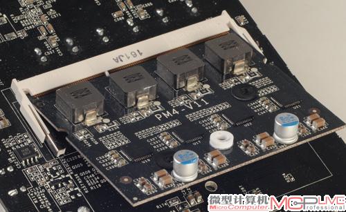 在PCB背面是供电套件的安装插槽，供电套件也采用了4相供电设计和一体式MOSFET，做工丝毫不含糊。