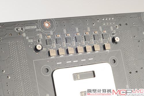 在X79R-AX主板的背面，布置了7颗贴片式电感和DrMos。