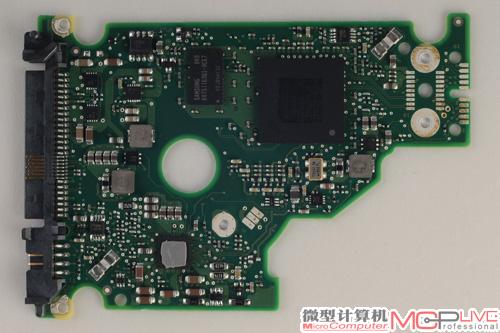 拆下10K.5的PCB板，我们能够看到来自三星的DDR 2颗粒，32Mbit×16bit共计64MB；以及“硕大”的LSI控制芯片。相比起上代10K.4产品仅16MB的缓存大小，新的10K.5系列显然进步不小。但是我们也开始担心起写策略引起的企业存储数据安全性问题，原理上来说，缓存越大安全性越差（启用写策略后，意外断电时丢失的数据可能更多）。