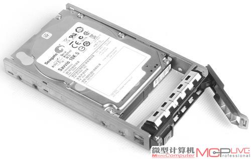 10K.5的体积设计遵从了2.5英寸企业级存储产品标准，能完美地兼容常见的服务器硬盘架。
