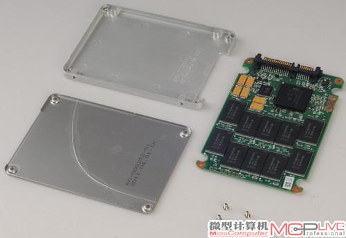 Intel 710的结构也相当简单，固定结构就只有四角的螺丝，拆解没有压力。