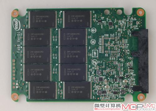此时一个重要细节显现了，作为可见容量仅200GB的型号，这款Intel 710却封装了正反各10个，共计20个的HET MLC颗粒，每颗容量16GB，总容量达320GB。也就是说这款产品的冗余存储容量就有120GB之多，按比例算就是拥有60%的冗余。很显然，如此高的冗余能大幅降低平均写入损耗，能给SSD带来翻倍的耐用性。而这也许就是“HET MLC”比eMLC更为长寿的秘诀。