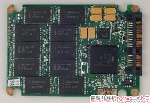 此时一个重要细节显现了，作为可见容量仅200GB的型号，这款Intel 710却封装了正反各10个，共计20个的HET MLC颗粒，每颗容量16GB，总容量达320GB。也就是说这款产品的冗余存储容量就有120GB之多，按比例算就是拥有60%的冗余。很显然，如此高的冗余能大幅降低平均写入损耗，能给SSD带来翻倍的耐用性。而这也许就是“HET MLC”比eMLC更为长寿的秘诀。