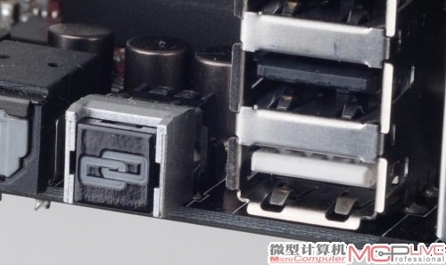 ROG Connect可以通过特殊的USB连线，在其他电脑上监控主板的运行状态和实时调整参数，还支持在没有处理器、内存、显卡的情况下直接刷新主板BIOS的功能。