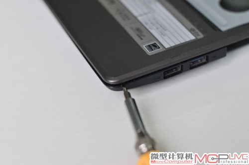卸掉全部螺丝后,键盘四周的掌托板只剩下塑料小卡扣来固定,用小号的平口螺丝刀在掌托盘边缘一点一点地撬开,就能把它卸下来。 卸掉全部螺丝后,键盘四周的掌托板只剩下塑料小卡扣来固定,用小号的平口螺丝刀在掌托盘边缘一点一点地撬开,就能把它卸下来。