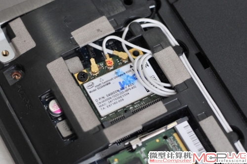 安装450Mb/s无线网卡,并接好3根天线的接口。 安装450Mb/s无线网卡,并接好3根天线的接口。