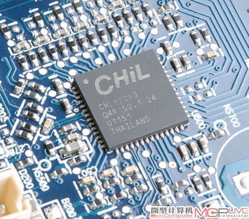 PCB上设计了一体式散热模组，目的是防止PCB弯曲、为核心供电模块散热。