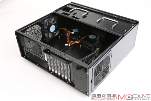 银欣GD08机箱的内部空间宽大，在不拆掉光驱和硬盘架的情况下，都可以直接装入GeForce GTX 680公版显卡。