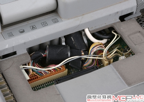 T2150CDT采用内置电源设计，无外接电源适配器，这样的设计其实还看得到台式电脑的影子。