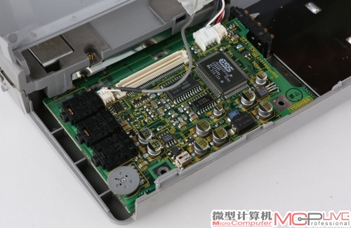 不管你信不信，这就是声卡。独立声卡现在意味着高品质，但在当时，清一色的独立声卡配置只是电子集成度不够高的无奈之举。