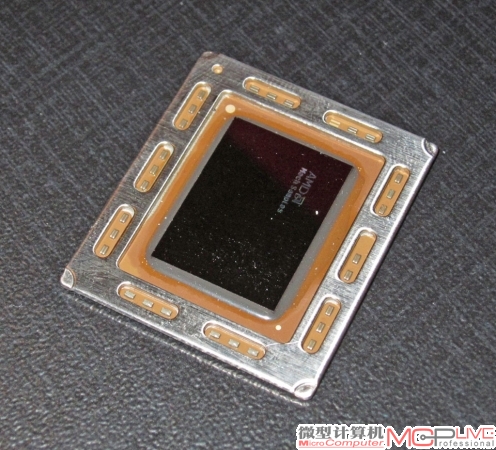 HD 7000M系列是AMD新的移动端独立显卡，而这是一张实拍的7000M Die照片。可以看到裸露的核心并不算小巧，当然了，作为移动端显卡，发热量与功耗控制才是更为关键的因素。
