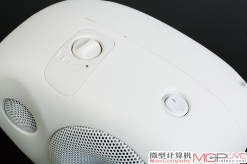侧置的电源键和音量键，和X4、X6设计一致，操作方便。