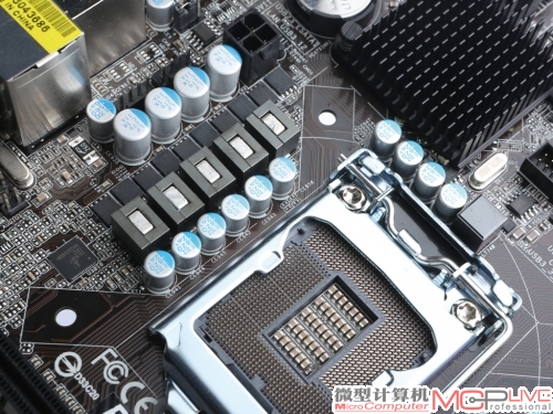 处理器供电电路采用3+1+1相设计，可以对全系列酷睿处理器提供完美支持。