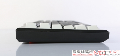 更替键帽前后的侧面对比图，全高键帽的手感更接近传统机械键盘。
