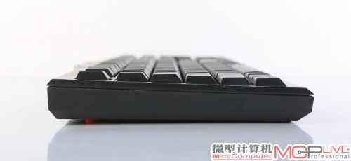 更替键帽前后的侧面对比图，全高键帽的手感更接近传统机械键盘。