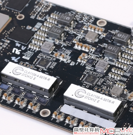 HD 7990的单颗核心采用4相核心、2相显存、1相I/O的供电设计，合计14相供电。单颗核心供电采用了CLA1108-4-50TR的4相并联贴片排感，4颗整合了驱动芯片的Mosfet，型号是VT1676SAF。单颗HD 7970核心的显存供电采用了2个VT263BWF Mosfet和1个贴片电感。