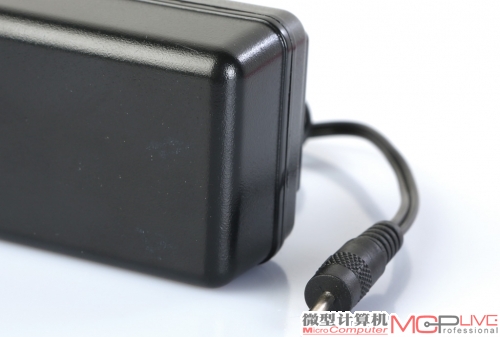 从设备的通用性来看，采用Micro-USB接口作为充电接口的产品要更方便一些。