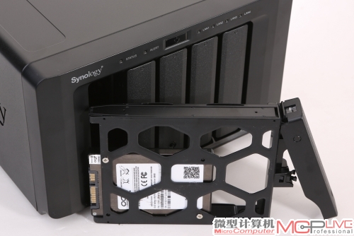 Synology DS1513+可以兼容2.5英寸硬盘，在使用3.5英寸硬盘时还可以实现免工具安装。