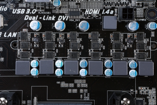 在使用Kaveri APU整合显示核心运行3 D游戏时，会给主板供电电路带来较大的发热量，因此为提升稳定性，好选择采用5相以上供电设计的FM2+主板。