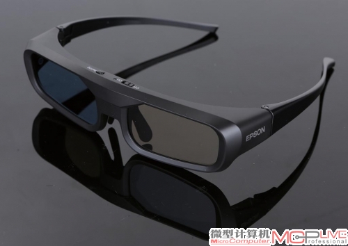 CH-TW9200搭配的是主动式RF 3D眼镜，也是内置电池的可充电设计。