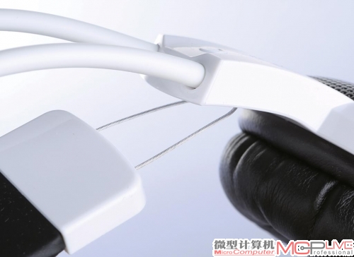 硕美科近推出的游戏耳机上常见的设计，以钢丝作为内部固定头带的工具，所带来的重量几乎可以忽略。