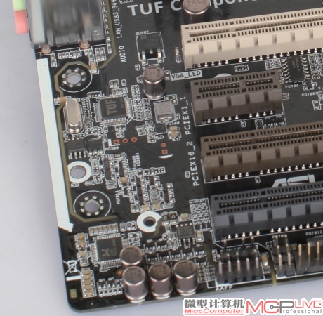 华硕主板TUF家族独家拥有的TUF ICe芯片，能精准监控主板实时温度、控制每个风扇的转速。因为是独立处理芯片，即使在系统高负荷状态下也不会造成控制信号的延迟。