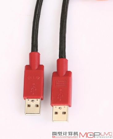 线材采用了编织处理，双USB接头设计，以实现键盘本身的USB接口扩展。