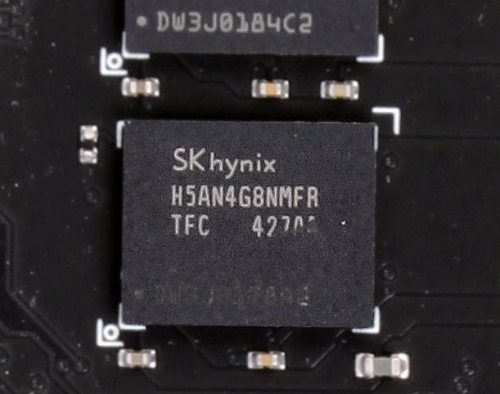 采用编号为“H5AN4G8NMFR-TFC”的SK海力士DDR4 2133颗粒，其单颗容量为512MB，采用FBGA(78ball)封装，16BANK设计。