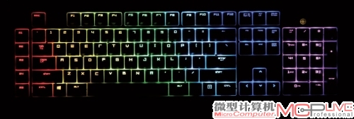 Razer黑寡妇蜘蛛终极版Chroma的灯光强度比较耀眼，相比K95 RGB要亮不少。尤其是在动态的涟漪效果或波浪效果下，它的灯光表现更加艳丽，色彩饱和度是三款键盘中表现出色的。