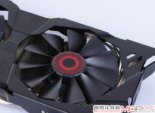 华硕STRIX GTX 970 DC2OC显卡使用了两个直径10cm的下压式风扇，特点是具备智能温控，可关闭风扇实现0噪音。