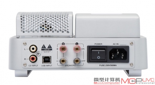 EF100背部接口区提供了一组RCA接口、一组音箱接口、USB输入接口，此外电源开关和电源接口也在这里。