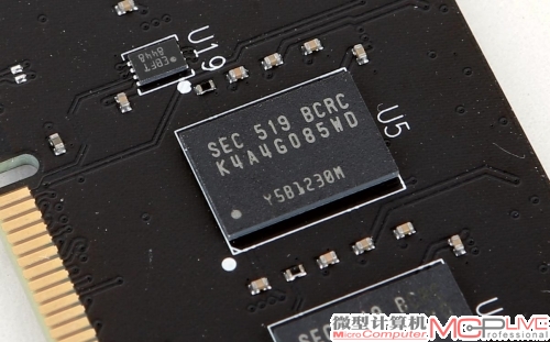 配备三星K4A4G085WD DDR4 2400颗粒，其标准CL工作时序为CL17。